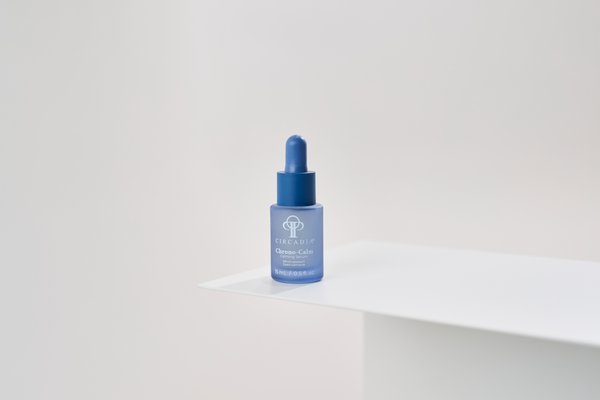 Chrono-Calm Calming Serum — visuel éditorial fabricant